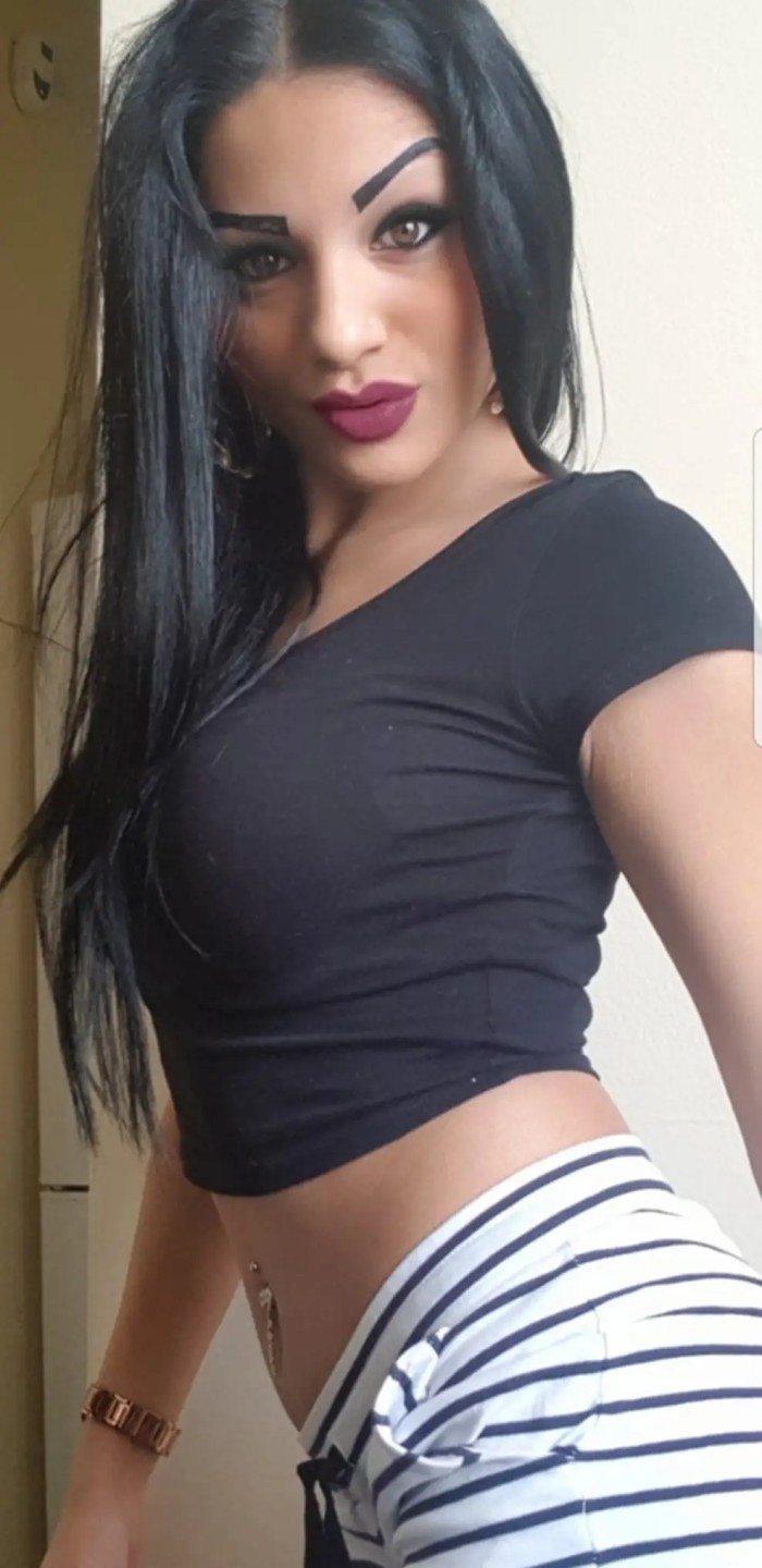 Soy una morena dulce y atractiva 24 h