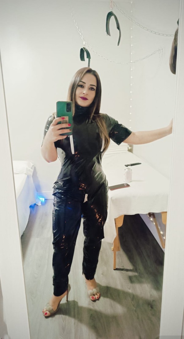 EXÓTICA DOMINATRIZ REINA DEL SQUIRTING…. EN VALLADOLID