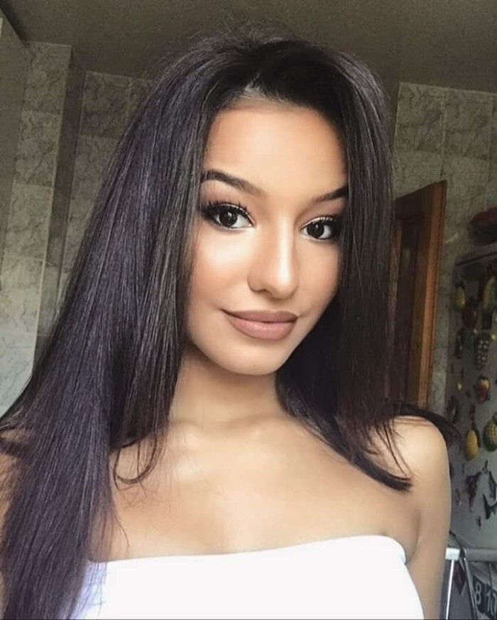 Una joven   atractiva con pecho precioso