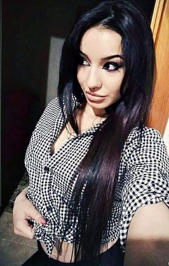 Una joven   atractiva con pecho precioso