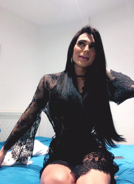 Tranny Claudia morenaza tatuada EXOTICA alta femen