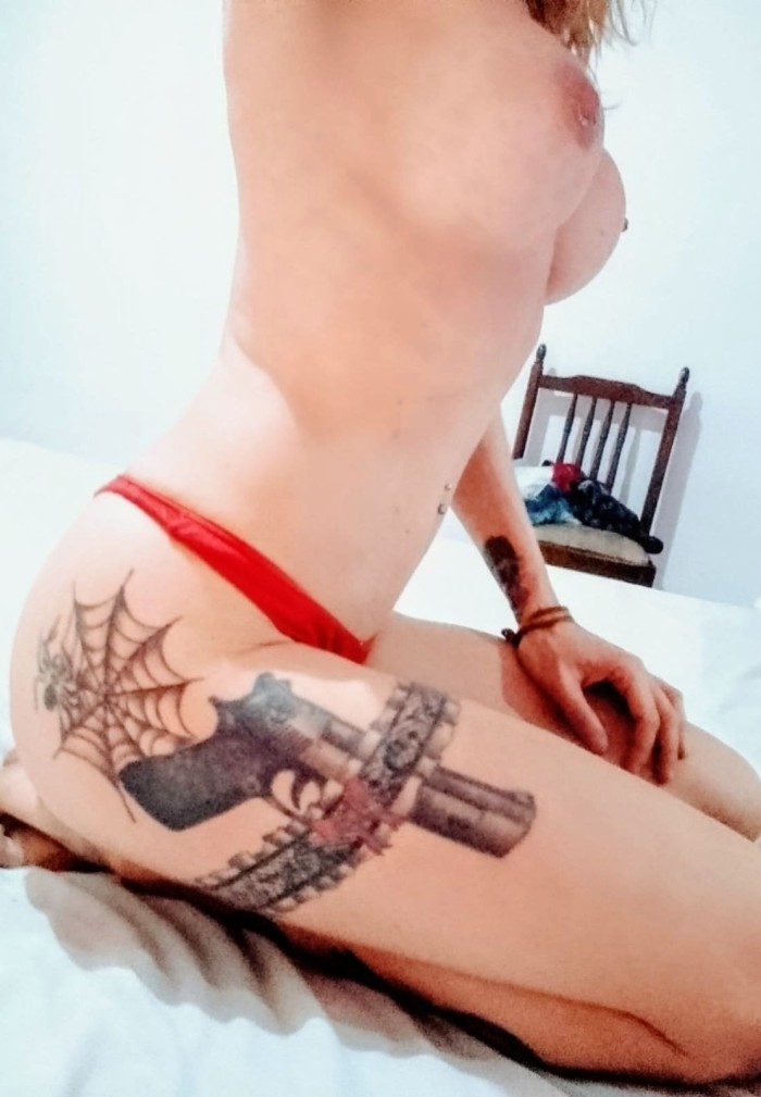 ESPAÑOLA GUAPA TATUADA CUERPAZO