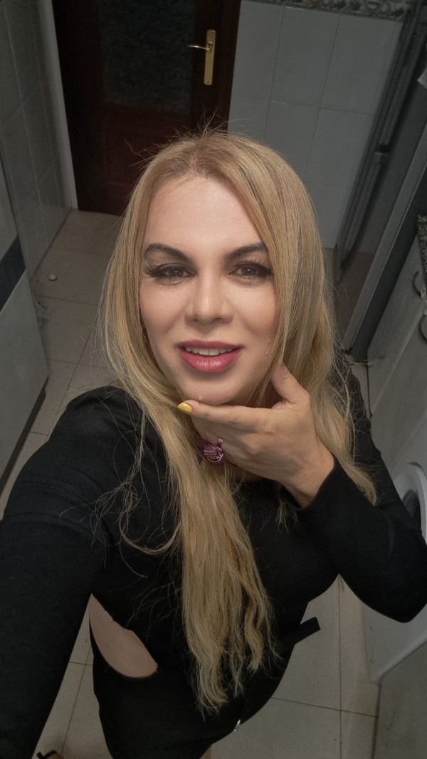 Trans adriane guapa femenina