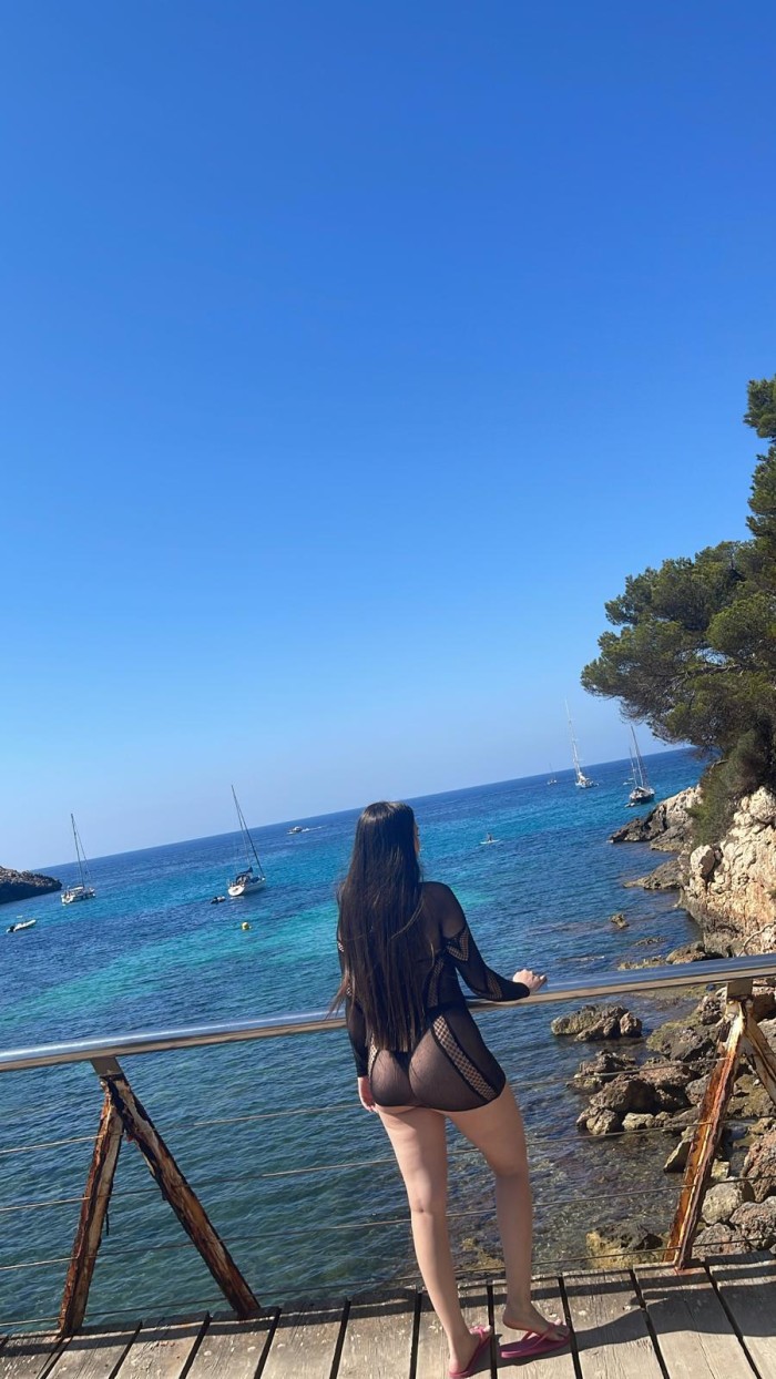 LATINA JOVEN EN MENORCA