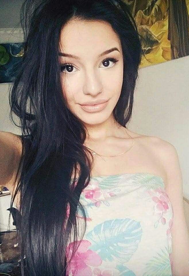 Morena  Muy joven  y  hermosa