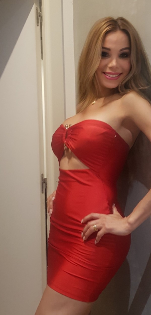 Guapa transexual femenina con sorpresa  fiestera real cañera l