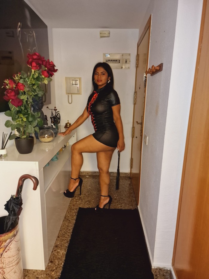 Latina super caliente  por primera vez aqui…