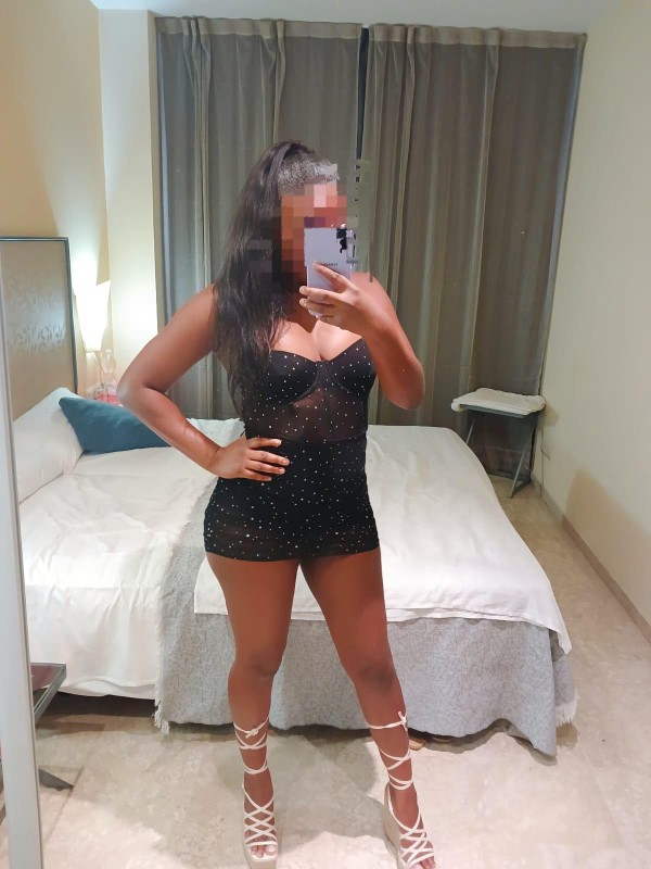 CHICA LATINA  MUY FIESTERA RICAS MAMADAS CON GARGANTA PROFUNDA