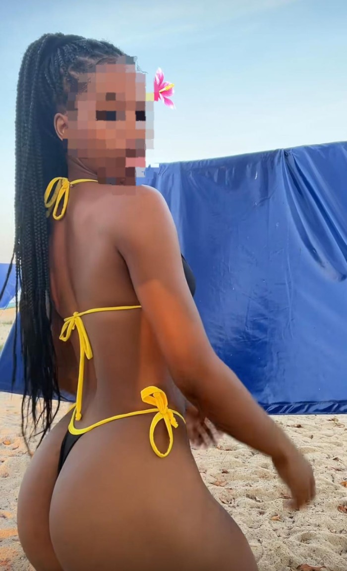 UNA MORENA CALIENTE Y FIESTERA