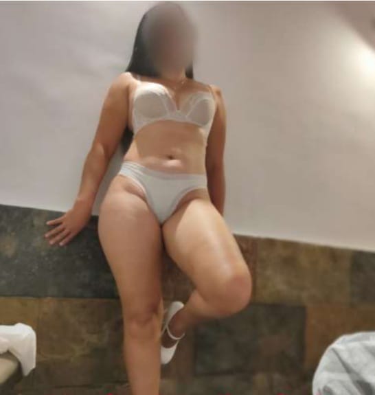 Chica latina agradable cariñosa sin prisa