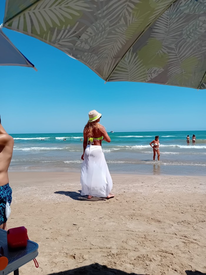 de arco iris con una guapa venezolana