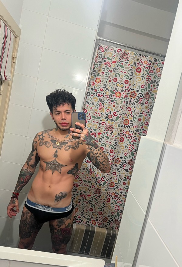 NOVEDAD Chico estudiante Cuerpo fibrado tatuado co