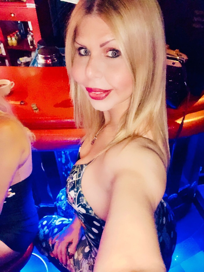 TRANS RUBIA CACHONDA FIESTERA Y COMPLETA A TOPE