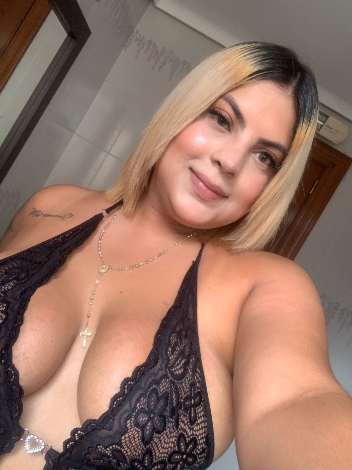 RUBIA ARDIENTE Y CON GRANDES TETAS