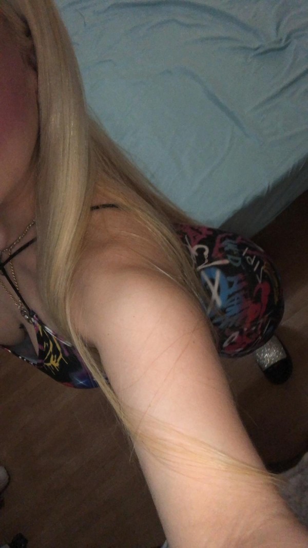 Rubia recién llegada 100% fiestera