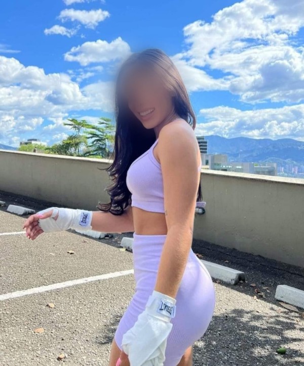 BELLA MUJER MASAJISTA PROFESIONAL MUY COMPLETA A TODO SÍ