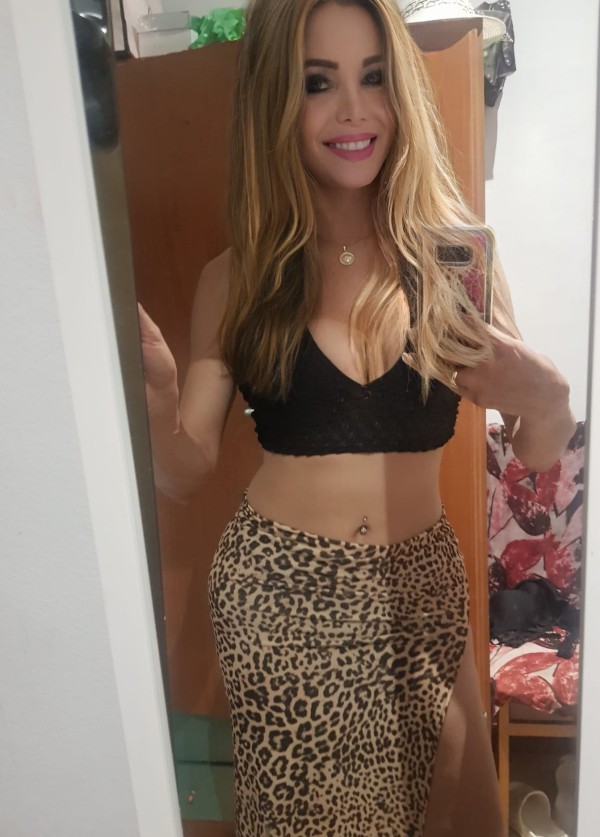 Guapa transexual femenina con sorpresa  fiestera real cañera l