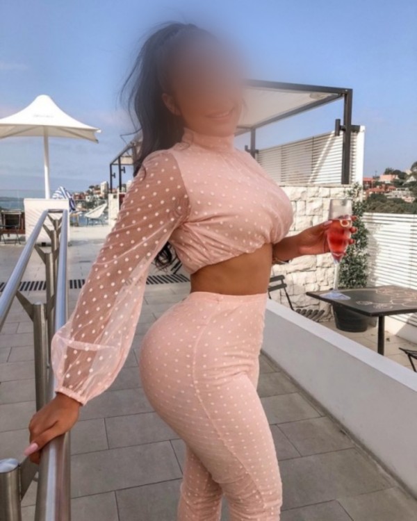 BELLA EROTICÁ FIESTERA MUY COMPLETA