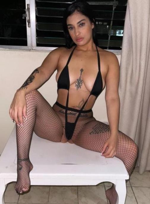 SEXY JOVENCITA CON UN COÑO BIEN HUMEDO Y APRETADO