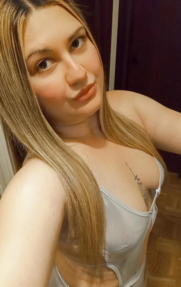 Una rubia potente, toda una bomba sexual en la cam