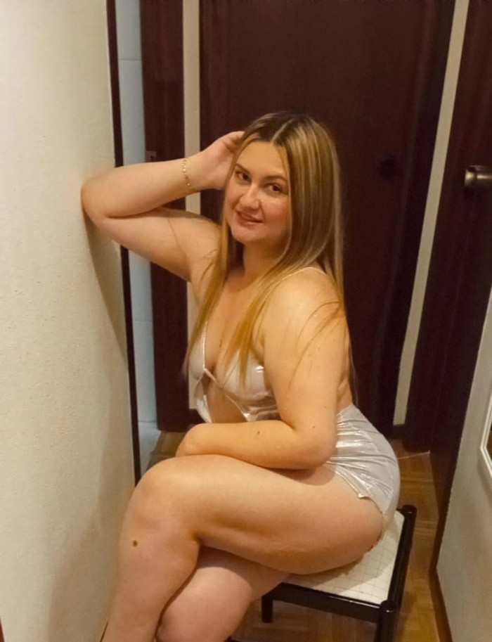 Una rubia potente, toda una bomba sexual en la cam