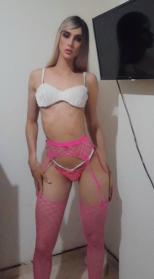 Hermosa trans versatil activa vergona y pasiva.