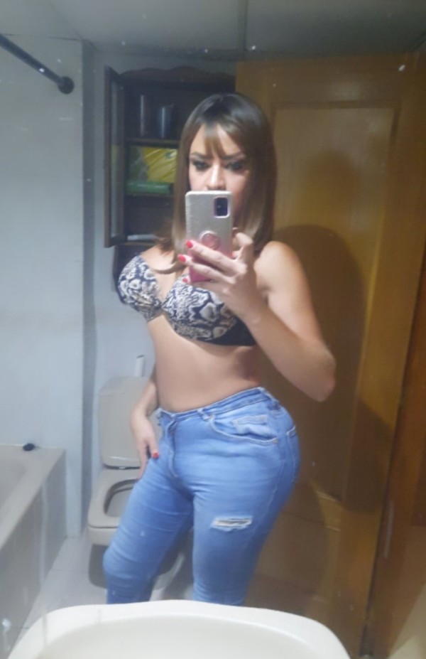 Fiestera chica trans complaciente