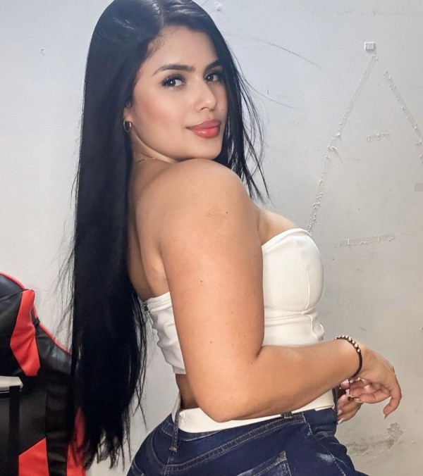 LINDA Y HERMOSA COLOMBIANA  UNOS DIAS EN LOS ALCAZARES