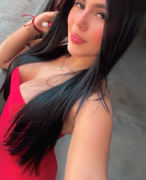 LINDA Y HERMOSA COLOMBIANA  UNOS DIAS EN LOS ALCAZARES