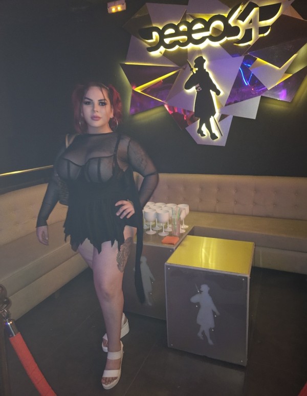 Fiestera reina del beso negro Piso sola