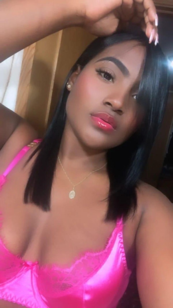 Hermosa joven de buenas curvas