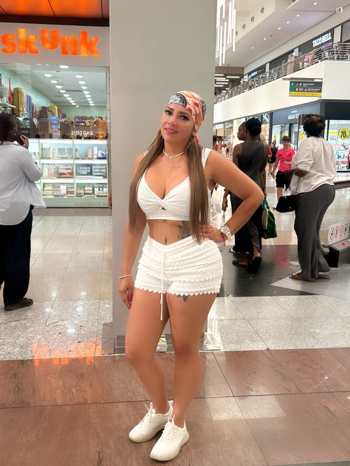 Hola me llamo Zara colombiana nueva en tu ciudad