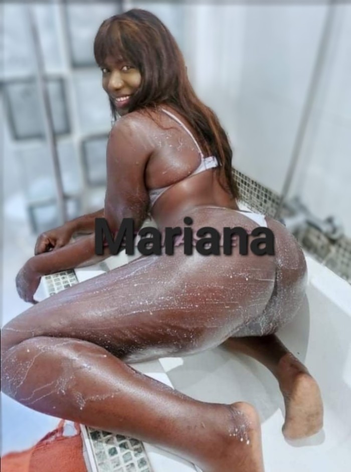 Travesti culazo tangón lechera polla negra