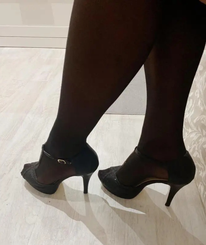 La REINA DEL BDSM SOY TU AMA.A MIS PIES?