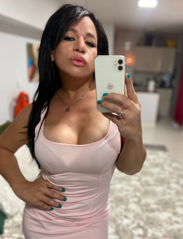 Travesti Montse  tetota francés alucinante