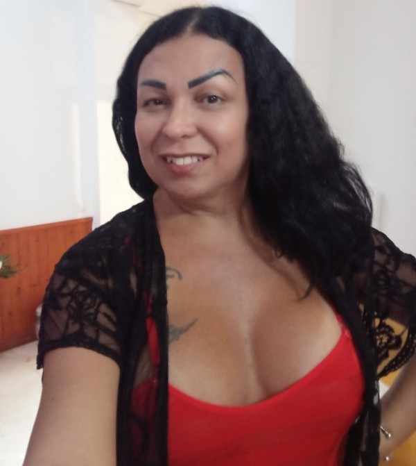 TRAVESTI VERSÁTIL JUGUETONA FIESTEIRA AMANDA unida