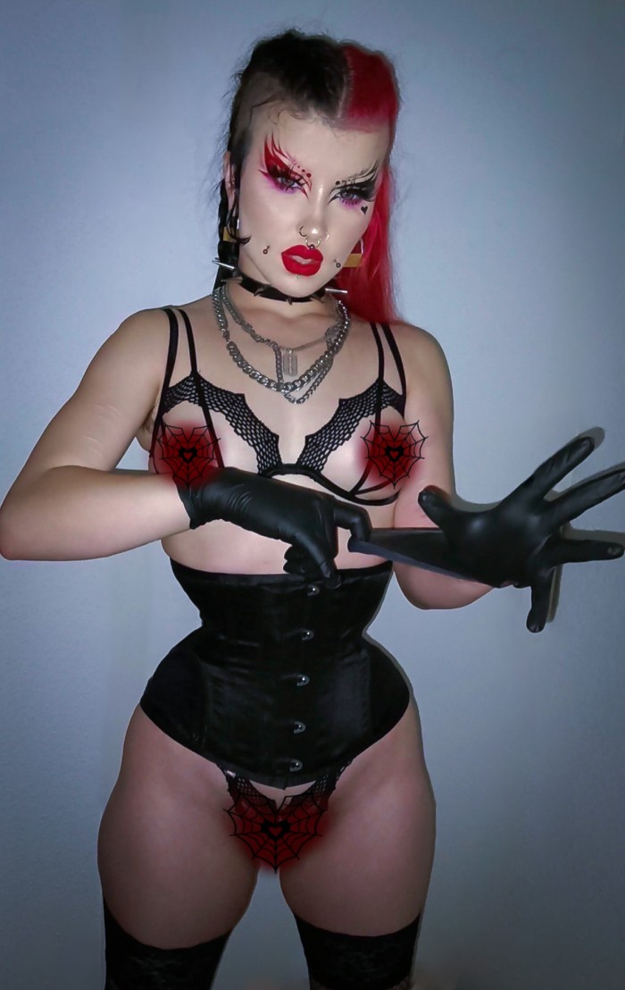 Dominatrix gótica busca esclavos solventes