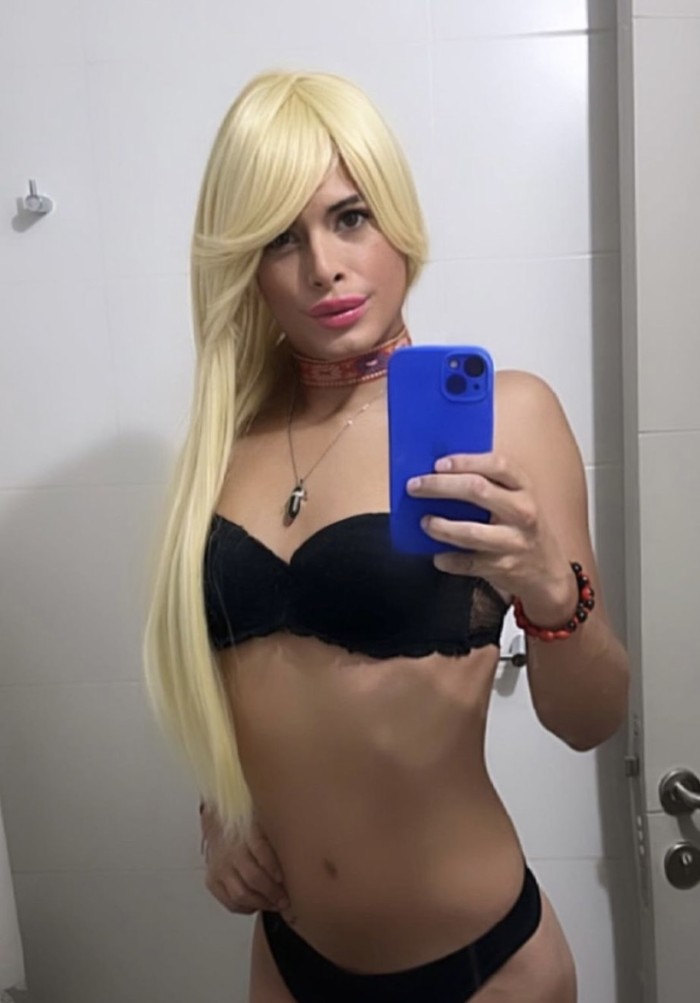 ALEJANDRA LINDA RUBIA TRANS FEMENINA SEXY HERMOSA