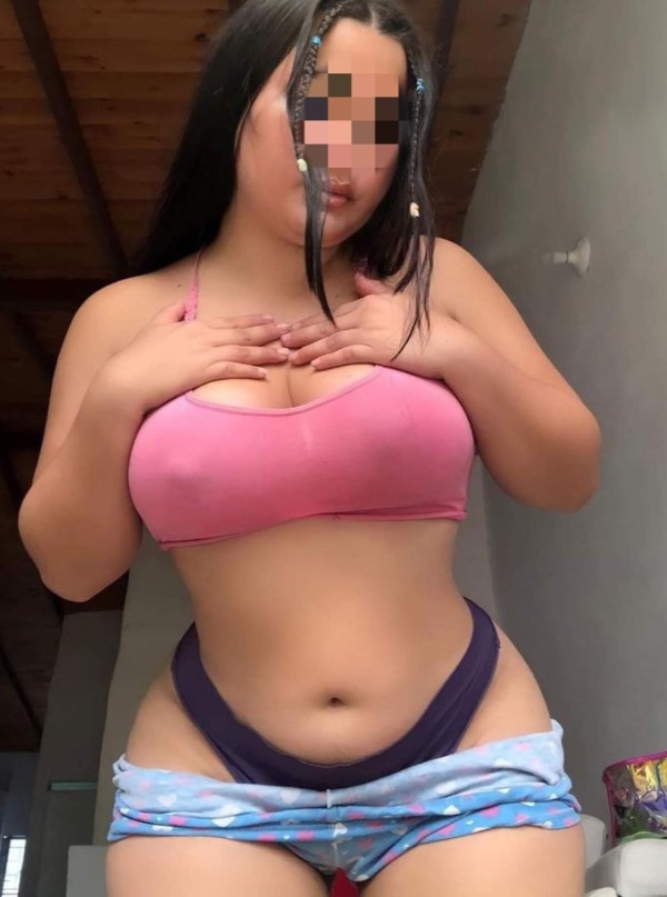 Jovencita juguetona cachonda tetona