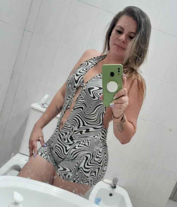 HERMOSA RUBIA DISCRETA Y TIERNA