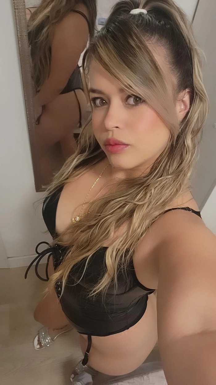 Rubia muy cachonda te are una rica mamada