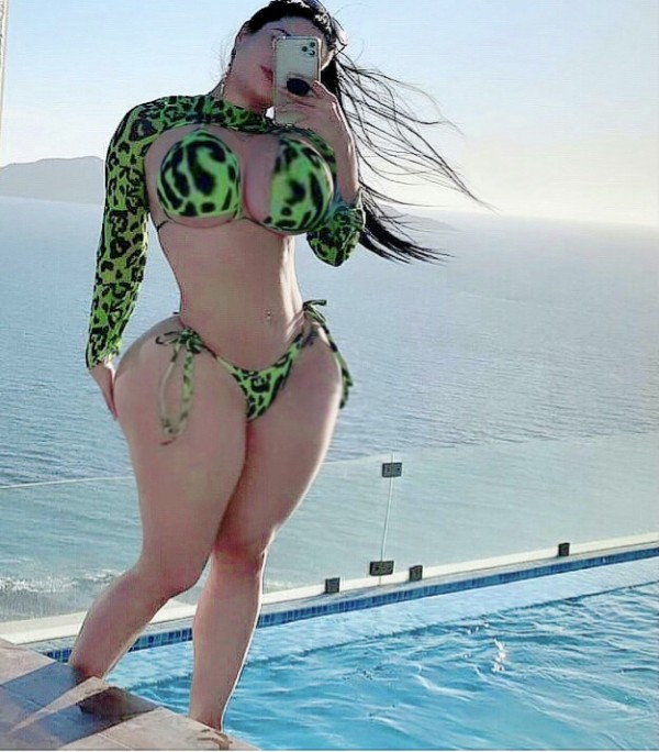 ERIKA BOMBOM Diosa exotica de pies a cabeza imperdible Diversión sin prisas