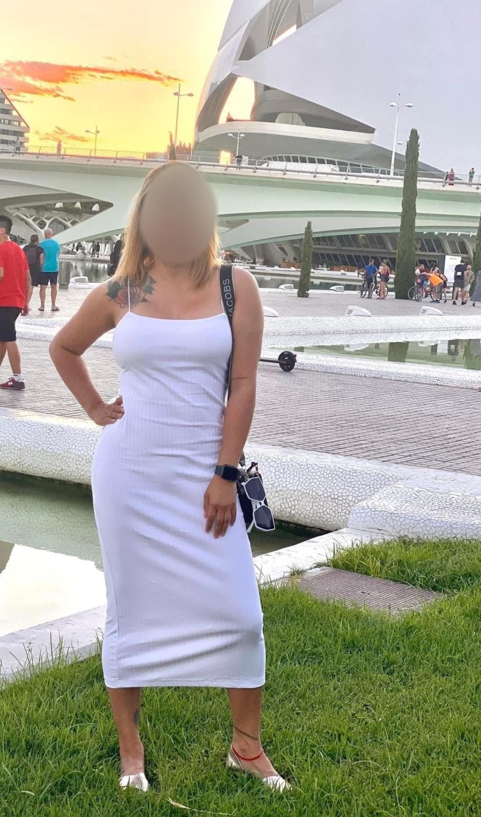 Puta rubia tetona fiestera y cachonda en Bilbao