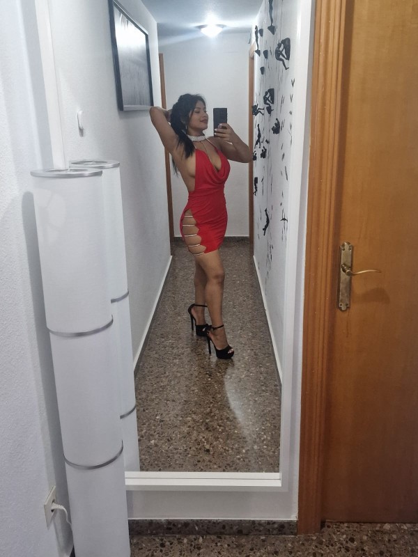 Latina super caliente  por primera vez aqui…