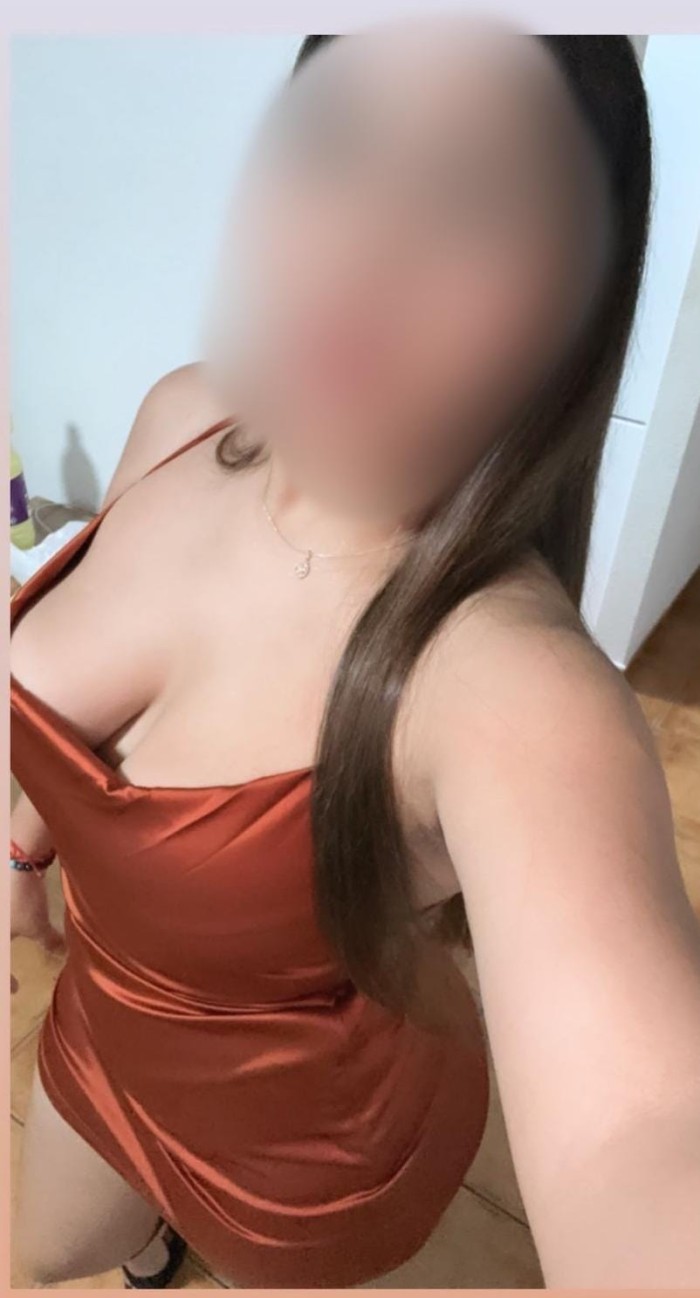 Escort puta bajita tetona con curvas en Bilbao.