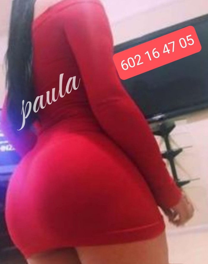 Morena latina con curvas