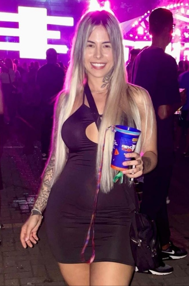 Rubia exuberante fiestera sexy sin límites