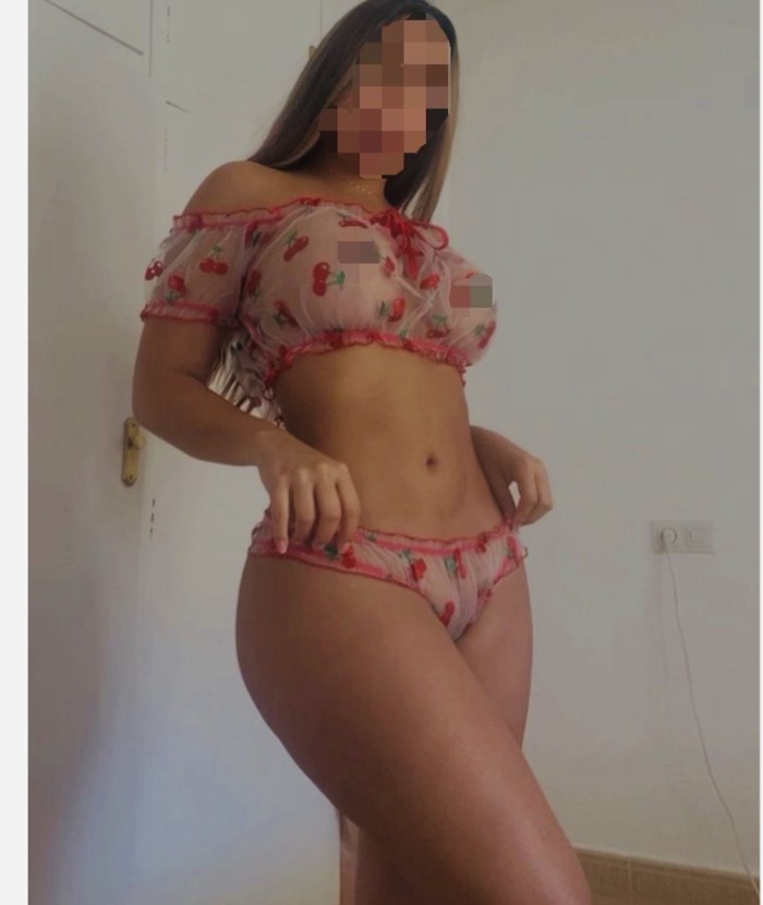 BELLA SEXY MASAJISTA SIN BRAGUITA Y MUCHO MÁS