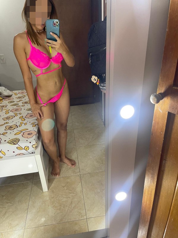 UNA JOVENCITA EN AGUADULCE, RUBIA EXÓTICA