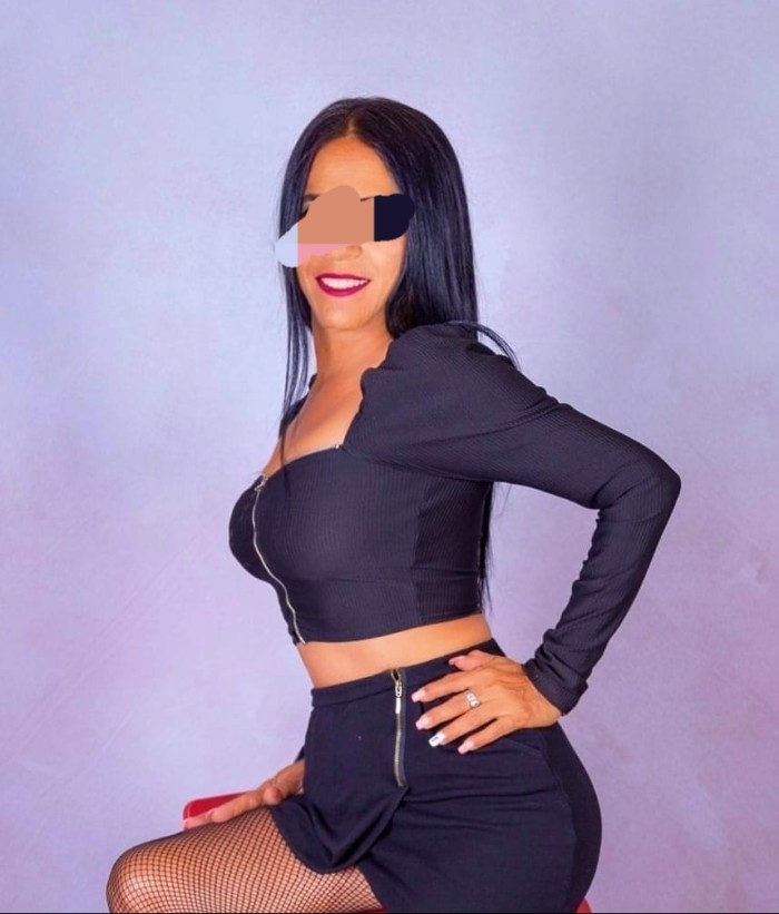 Hermosa chica divertida dispuesta a todo